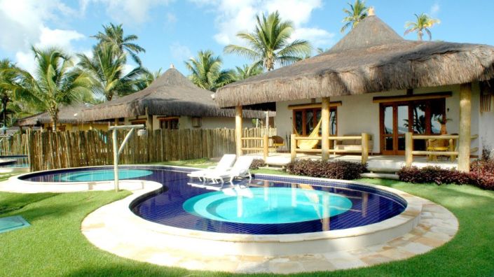 003194-01-exterior-hut-private-pool-daytime